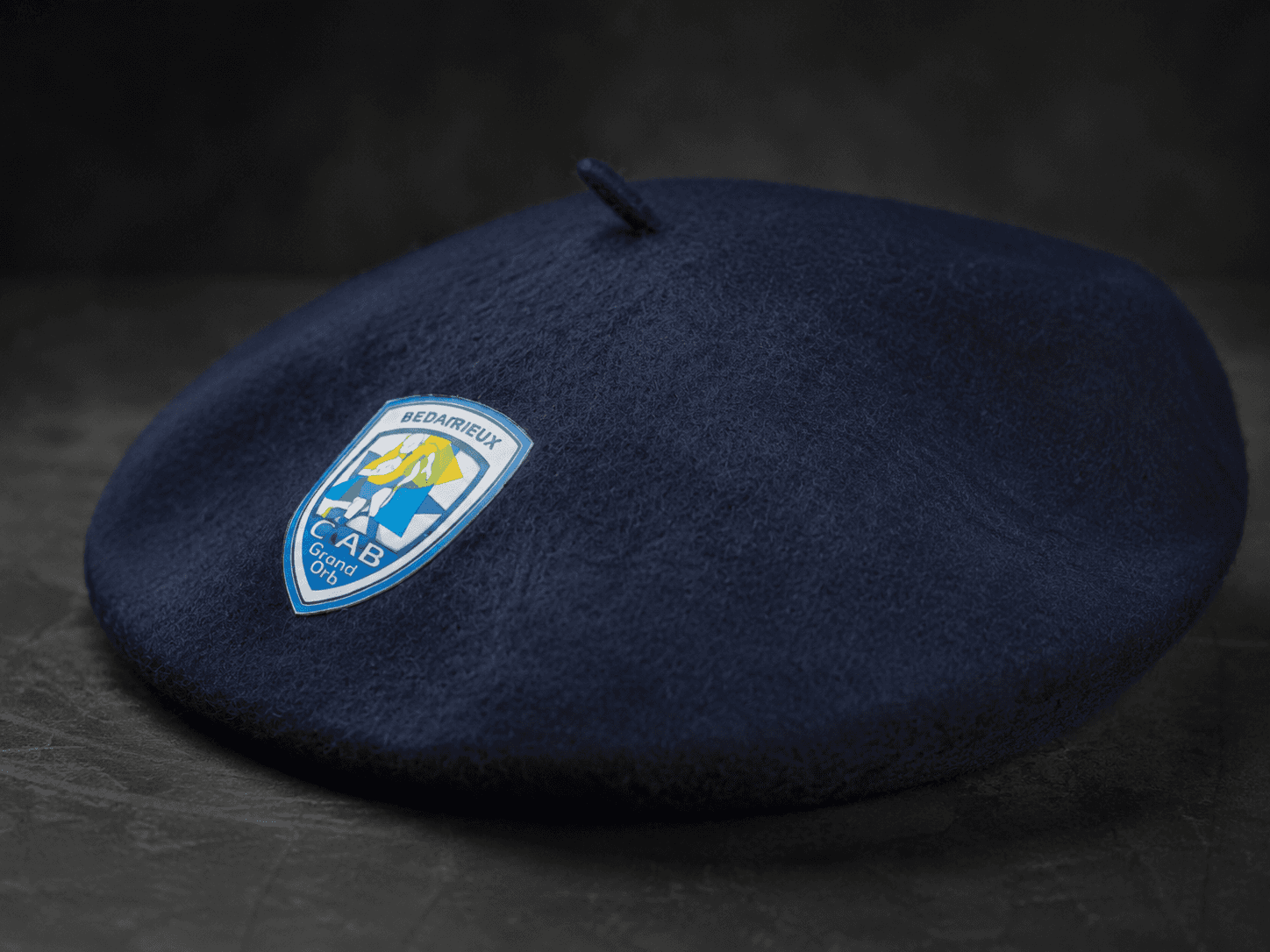 Supporter du CA Bédarieux Grand Orb portant un béret laine floqué du blason du club au club-house