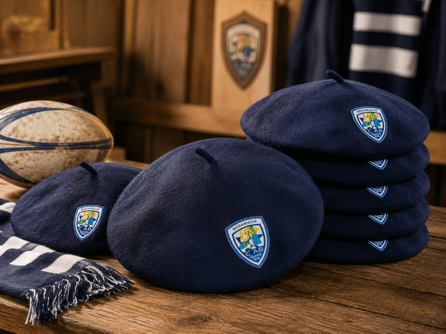 Gros plan d'un béret laine bleu marine avec le blason CAB Grand Orb floqué en DTF
