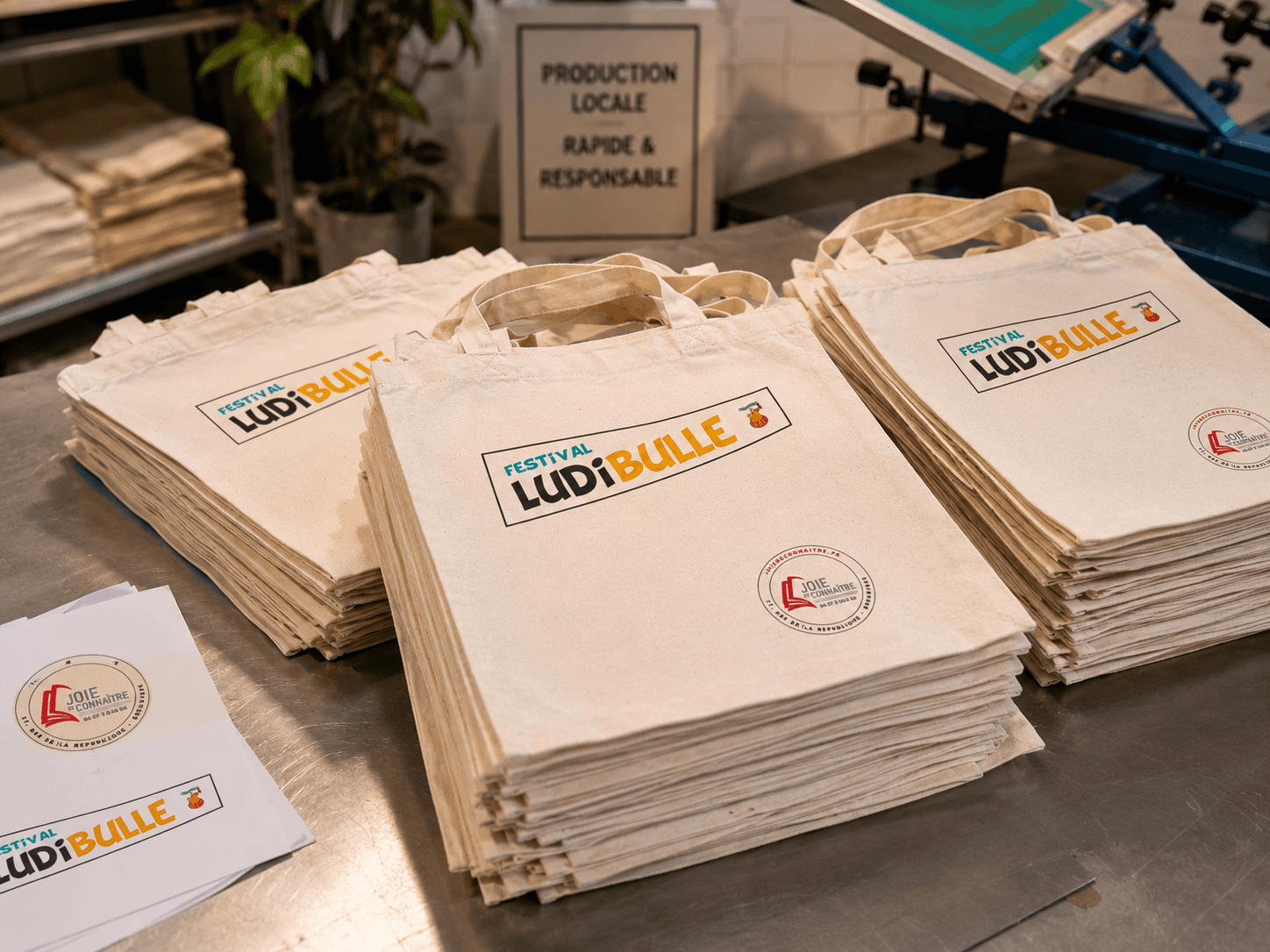 Cliente portant le tote bag LudiBulle à l'épaule dans une librairie