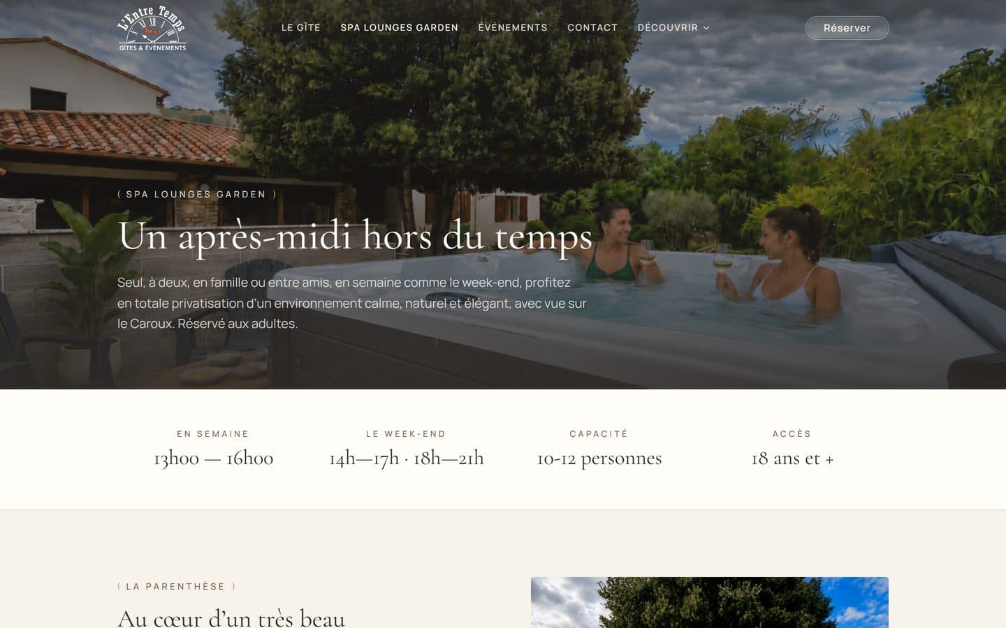 Page Spa Lounges Garden : deux personnes dans le jacuzzi du jardin, puis les horaires, la capacité et l'âge minimum